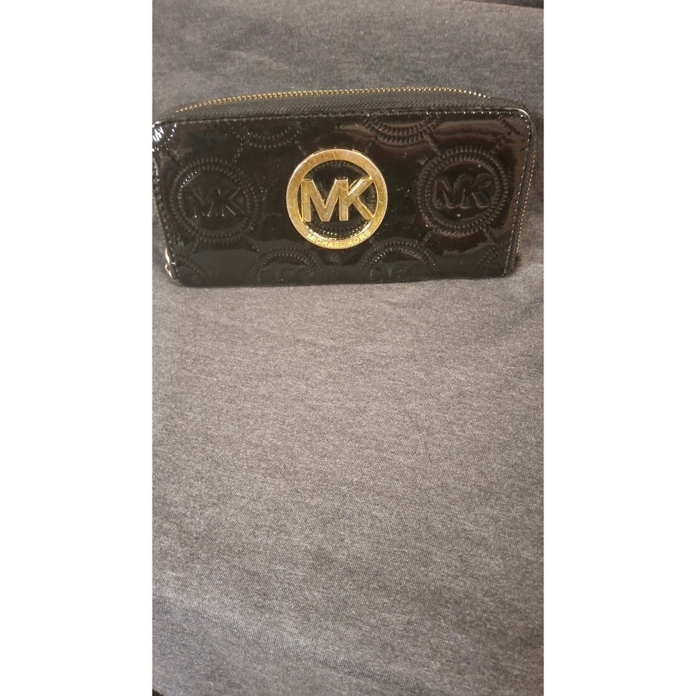 Michael Kors Black Patent Leather LogoZip Around ContinentalWallet GoldTone(6.5)